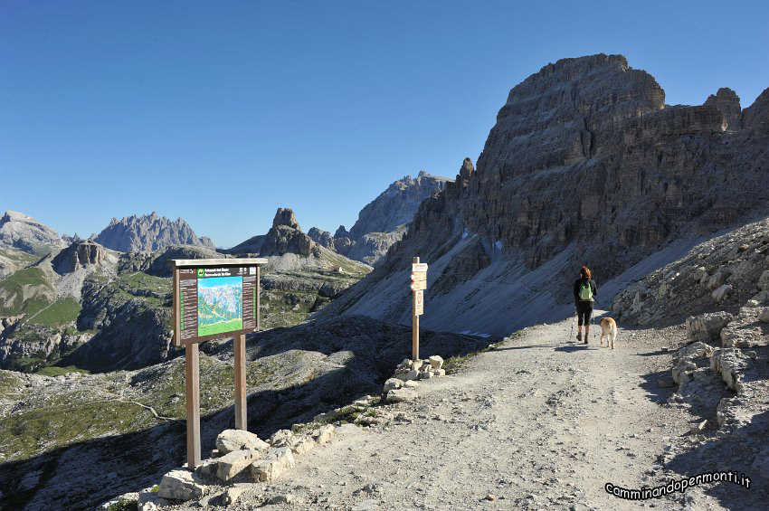 074 Sullo sfondo il Rifugio Locatelli - Monte Paterno.JPG